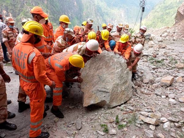 Kinnaur landslide photos: अब तक 14 शव बरामद, तस्‍वीरें कर रही हैं बयां कितना भयावह था हादसा