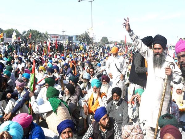 कड़कती सर्दी में भी नहीं डिगा किसानों का हौसला,डटे हैं दिल्ली-यूपी और हरियाणा बॉर्डर पर 