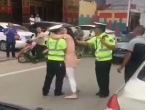 Viral Video Woman Kiss To traffic Policeman Funny Video Goes Viral on Social Media