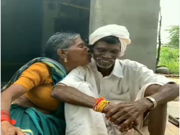 Today Viral Video Grandmother kiss to grandfather heart touching viral video in hindi