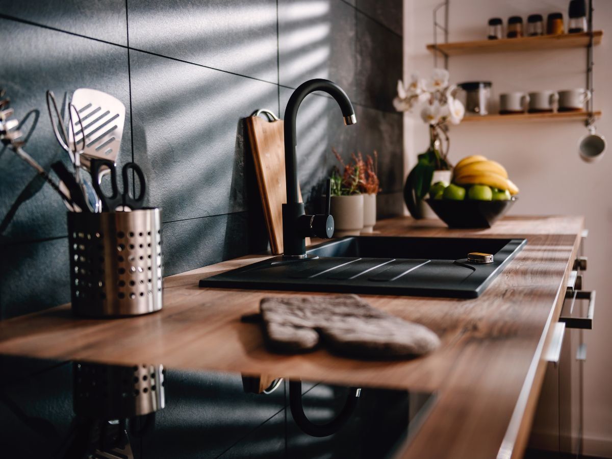 Vastu Tips: स्टोर रूम और इन जगहों पर न रखें किचन का सामान, बनता है दरिद्रता का कारण