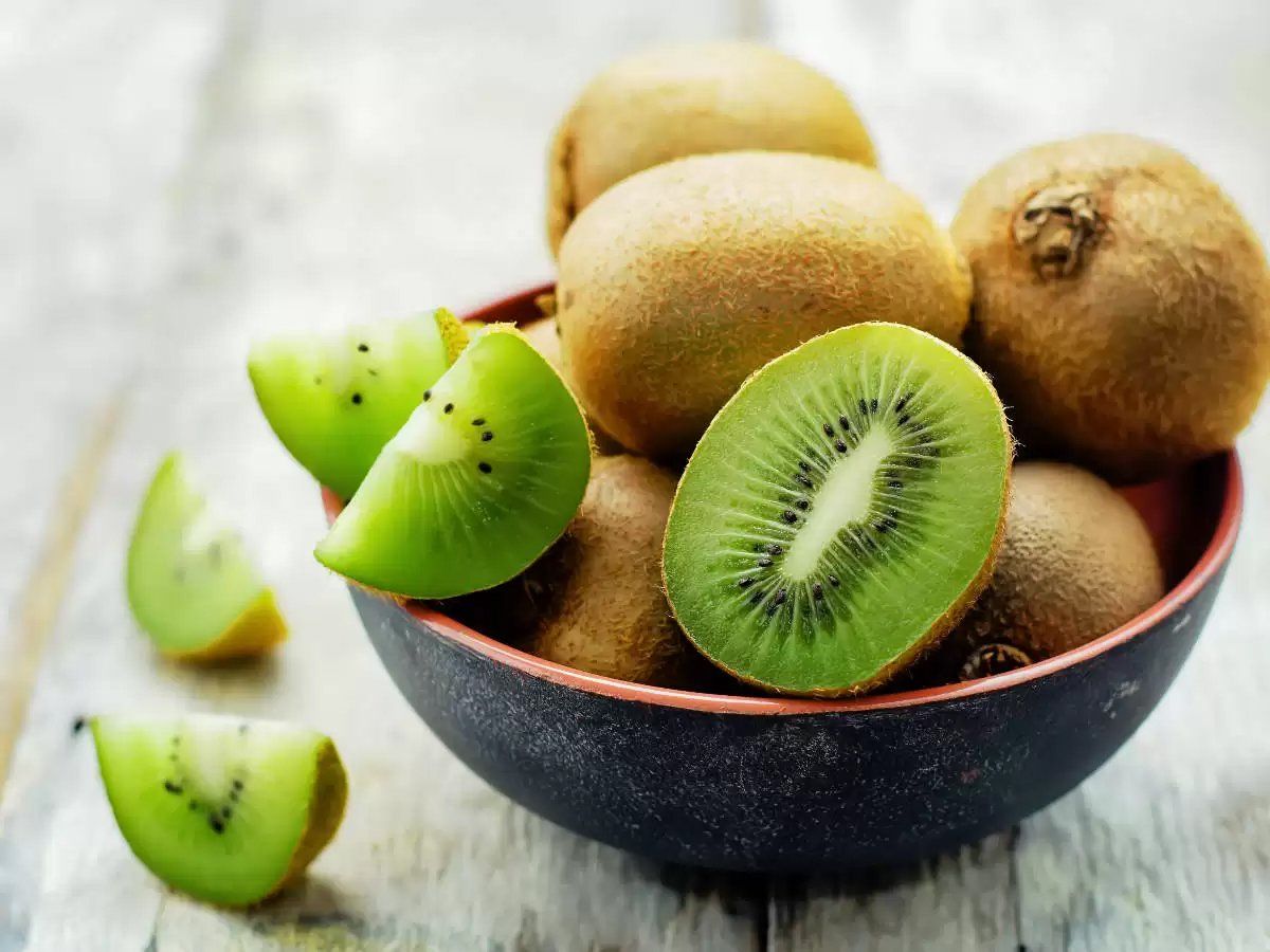 कीवी फ्रूट के फायदे बताएं, Kiwi Fruit Nutrition | Kiwi Fruit Ke Fayde Benefits in hindi kyon khana chahiye kiwi fruit nutrition, जबरदस्‍त गुणों वाला है कीवी फ्रूट, कम कैलोरी दे और