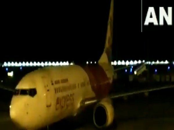 Corona Impact: UAE में फंसे भारतीयों का पहला जत्था कोच्चि पहुंचा, एयर इंडिया की तरफ से विशेष पहल