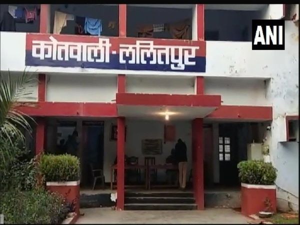 UP: यूपी से कानून की चिड़िया फुर्र ! ललितपुर में दलित शख्स ने जबरन पेशाब पिलाने का लगाया आरोप