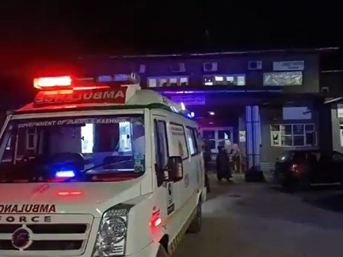 Jammu-Kashmir: कुलगाम में आतंकियों ने एक ड्राइवर पर चलाई गोलियां, अस्पताल में तोड़ा दम