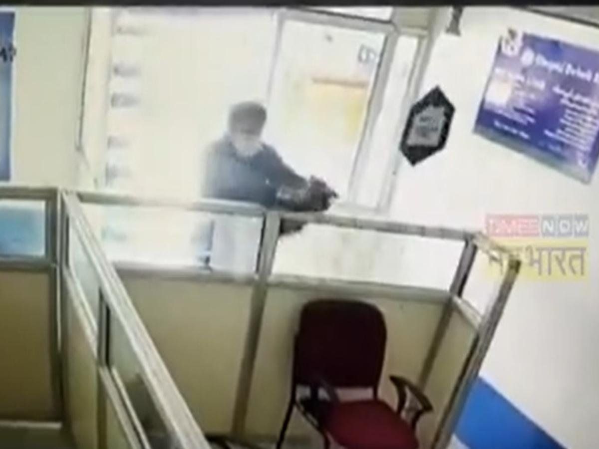 Jammu Kashmir: कुलगाम में हिंदू बैंक मैनेजर की हत्या का Exclusive Video, गोली मारते CCTV में कैद आतंकी