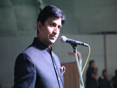 Privatization पर कवि कुमार विश्वास का कटाक्ष, मालिक,जब प्राइवेट सेक्टर संभालेगा सबकुछ तो क्यूं देते हैं टैक्स Privatization पर कवि कुमार विश्वास का कटाक्ष, मालिक,जब प्राइवेट सेक्टर संभालेगा सबकुछ तो क्यूं देते हैं टैक्स