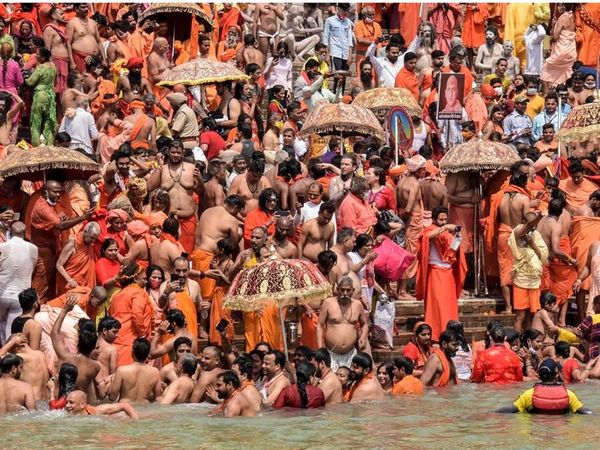 Kumbh Mela : Huge crowd gathers in Haridwar, fears of spreading corona infections 