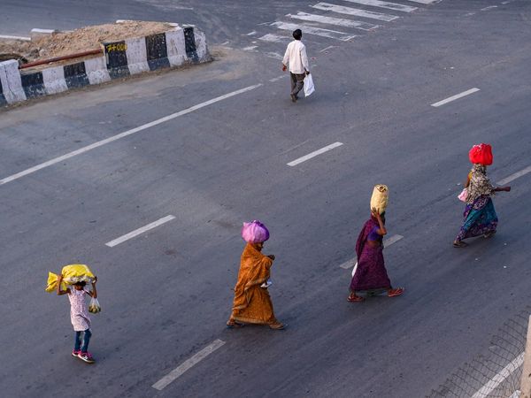 केंद्र ने राज्‍यों को लिखा पत्र, 'सड़कों, रेलवे ट्रैक पर न चलें प्रवासी मजदूर'