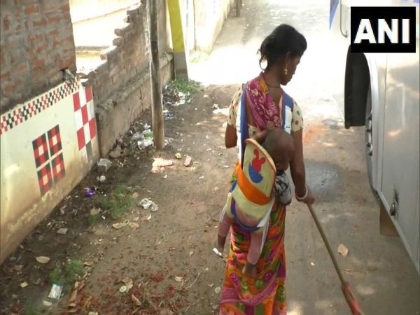 Odisha News Woman sweeper set an example baby tied to her back see VIDEO