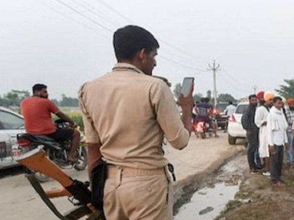 घटनास्‍थल का मुआयना करते पुलिसकर्मी