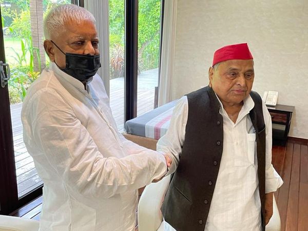 Lalu Yadav meets Mulayam Singh Yadav in Lucknow