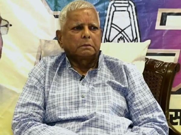 आरजेडी के स्‍थापना दिवस कार्यक्रम को संबोधित करते हुए लालू प्रसाद यादव