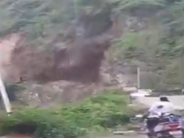 उत्तराखंड: चमोली में मिट्टी के ढेर की तरह ढह गया पहाड़, पिथौरागढ़ में पानी की धार के साथ बह गए विधायक