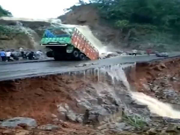 Landslide caused by heavy rain in Northeast, brothers and sisters buried alive, highway badly damaged
