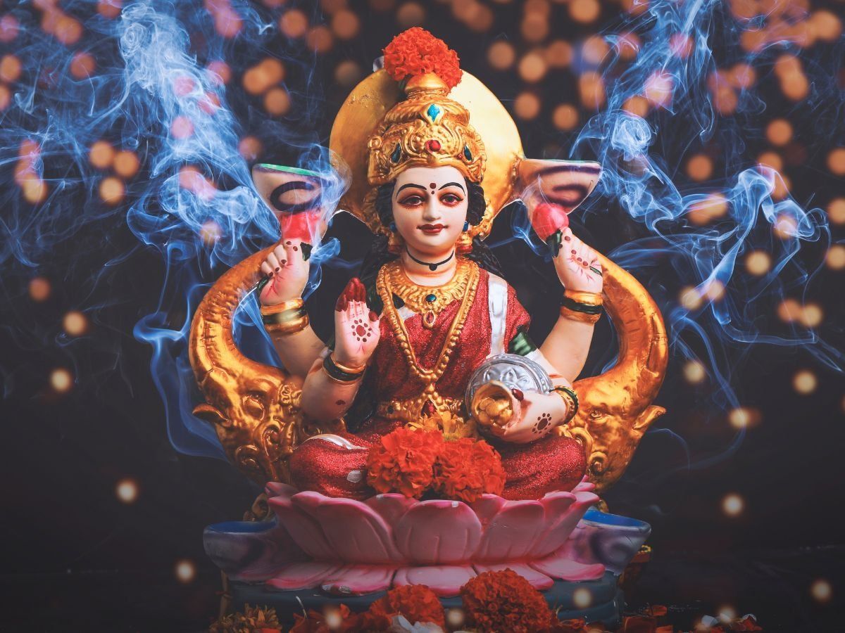 Mahalakshmi Vrat 2022: धन प्राप्ति के लिए इन 5 मंत्रों का करें जाप, आपके घर खिंची चली आएंगी मां लक्ष्मी