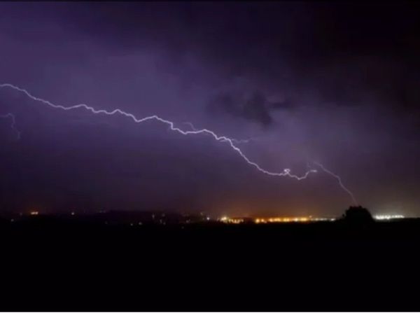 Single bolt of lightning stretching 768 km in america Set World Record