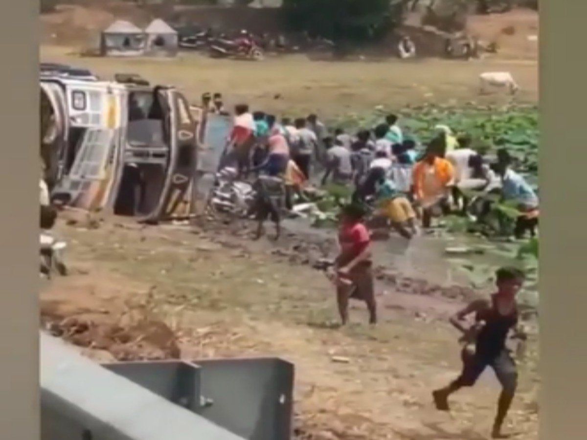 शराब लूटने के लिए मची ऐसी होड़, बच्चे भी लेकर भागने लगे बोतल, कैमरे में कैद हुआ चौंकाने वाला मंजर