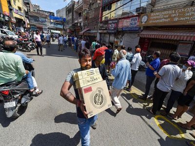 Liqour Sale: चार मई का दिन जरा हटके था, ऐसा लगा कि अब तो जाम ही जहान है Liqour Sale: चार मई का दिन जरा हटके था, ऐसा लगा कि अब तो जाम ही जहान है