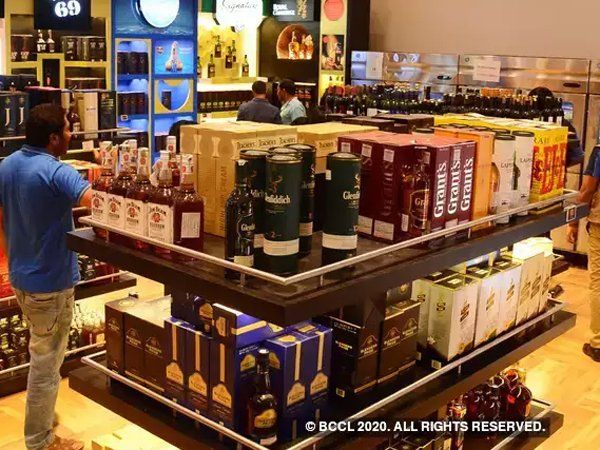 Pune liquor shops: पुणे में लॉकडाउन लागू होने से पहले शराब की दुकानों पर टूटे लोग