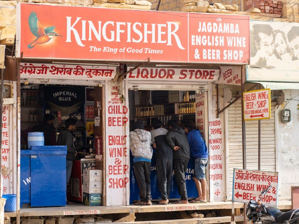 Delhi liquor price: नवंबर में दिल्ली में बढ़ सकती है शराब की कीमतें, जानें कारण