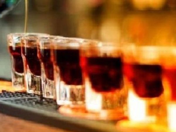 Liquor Mafias pelt stpones on police in Hajipur 