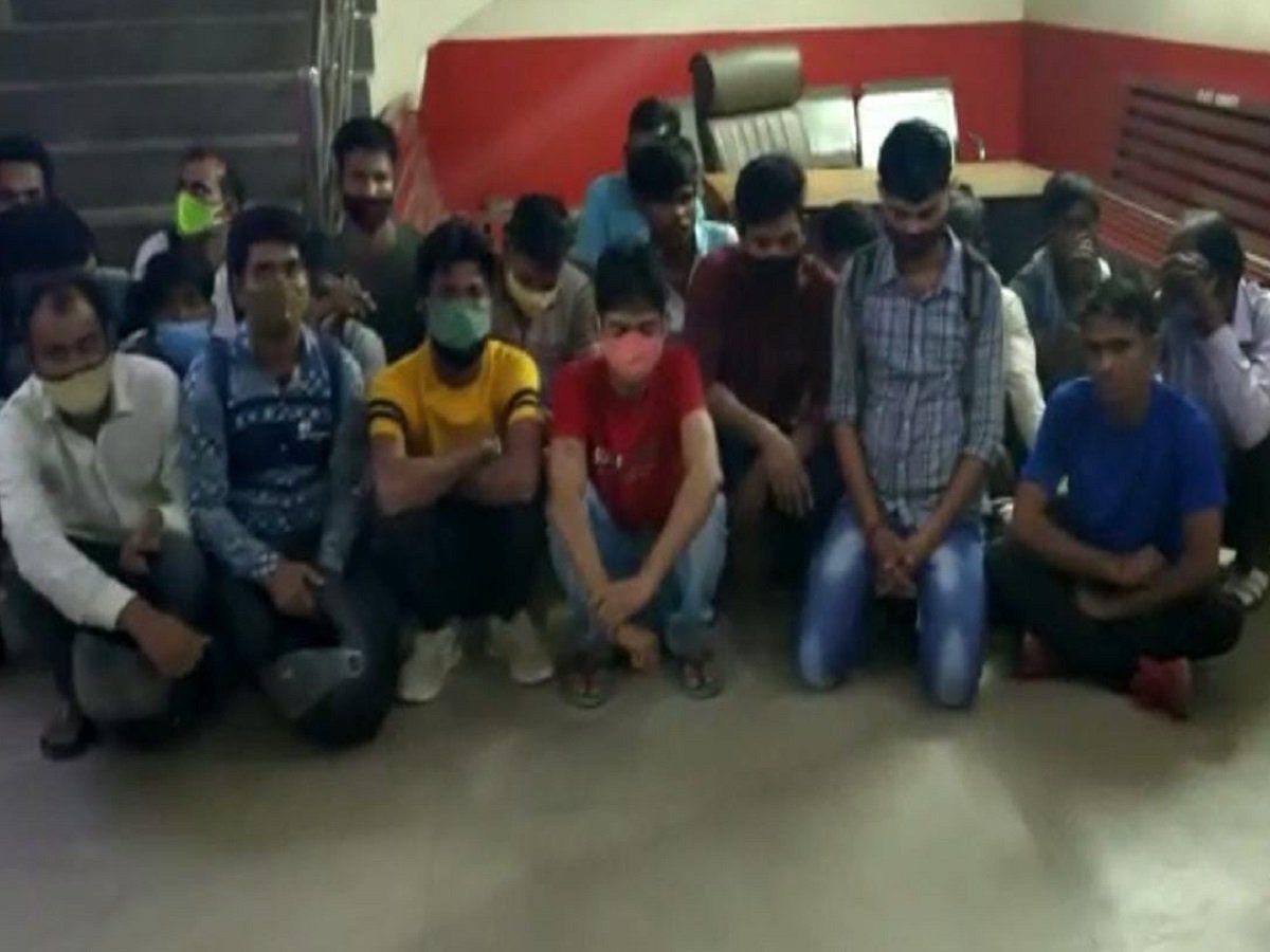 Noida Police : नोएडा में खुले में शराब के जाम छलकाने वालों की खैर नहीं, पुलिस के रडार पर ऐसे शराबी