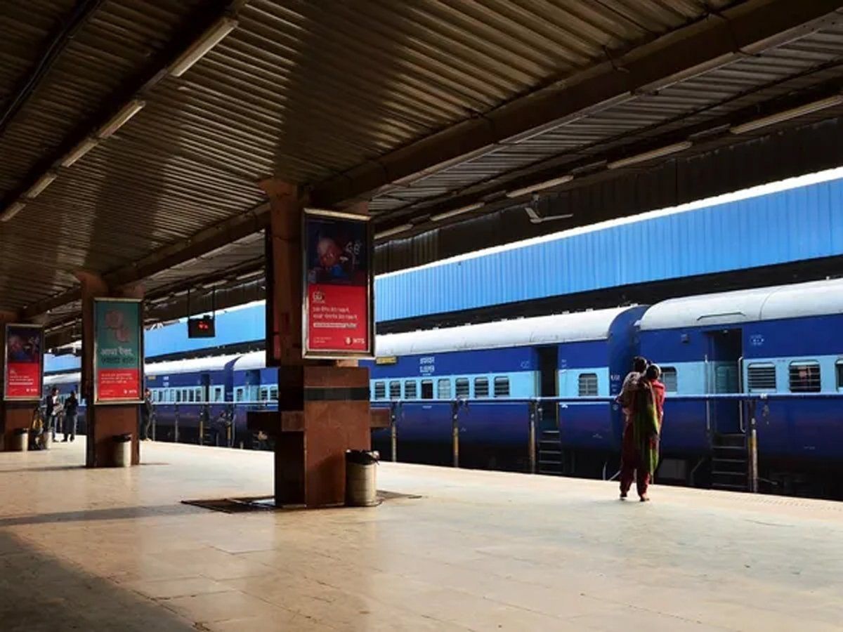 मुंबई लोकल : 'चलती ट्रेन से पत्नी को गिर जाने दिया', चश्मदीद ने सुनाया घटना का आंखो देखा हाल