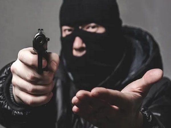 Robbery: नोएडा में बंदूक की नोक पर 'ई कामर्स' कंपनी के डिलीवरी बॉय से लूटा 50 हजार का सामान