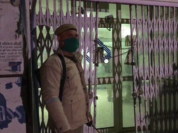 Agra: 5 gunmen loot bank, flee with Rs 56 lakh