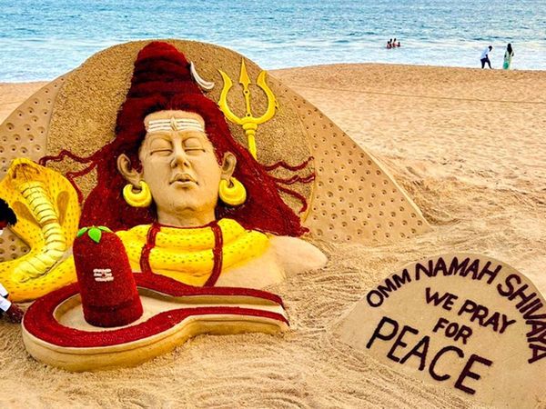 Sudarshan Patnaik makes Lord Shiva's sand idol with 23,436 Rudraksh garland  