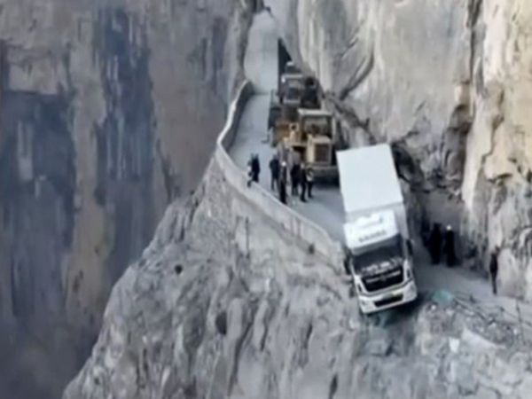 lorry rushes off 330ft cliff and dangles for three days shocking photo goes viral