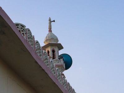 Three out of 4 loudspeakers removed from above the mosque adjacent to Shri Krishna Janmabhoomi, decision to maintain harmony Three out of 4 loudspeakers removed from above the mosque adjacent to Shri Krishna Janmabhoomi, decision to maintain harmony