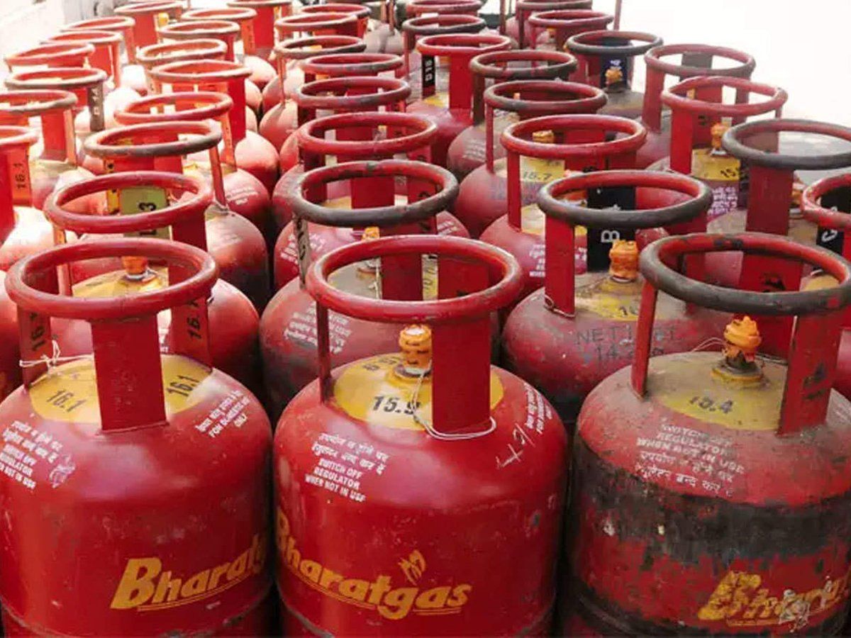 LPG cylinder price : फिर बढ़ा घरेलू गैस सिलेंडर का दाम, 50 रुपए का इजाफा