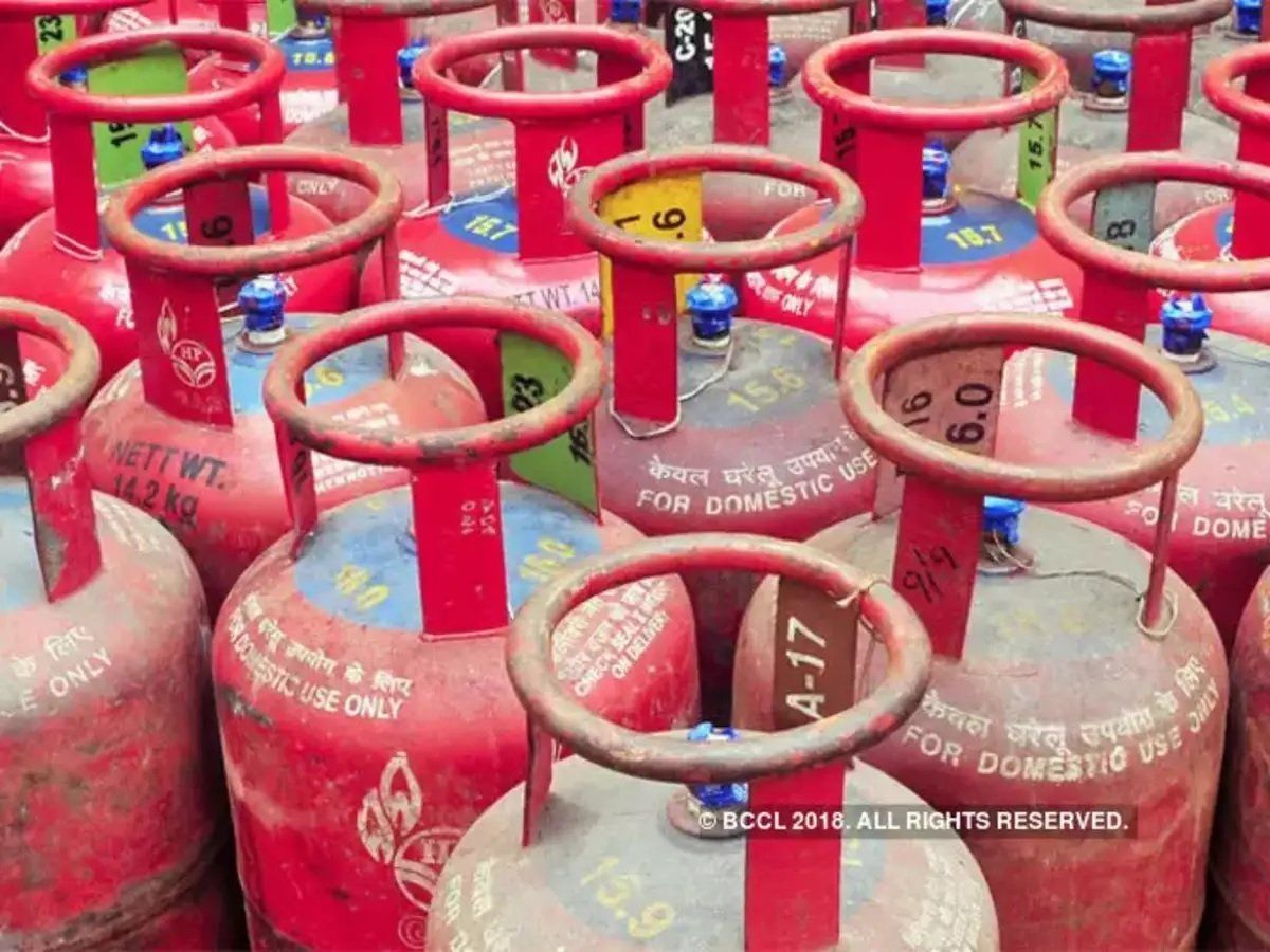 LPG Cylinder Price: 1 अप्रैल से आम उपभोक्ताओं को थोड़ी राहत, चेक करें अपने शहर में एलपीजी सिलेंडर की कीमत