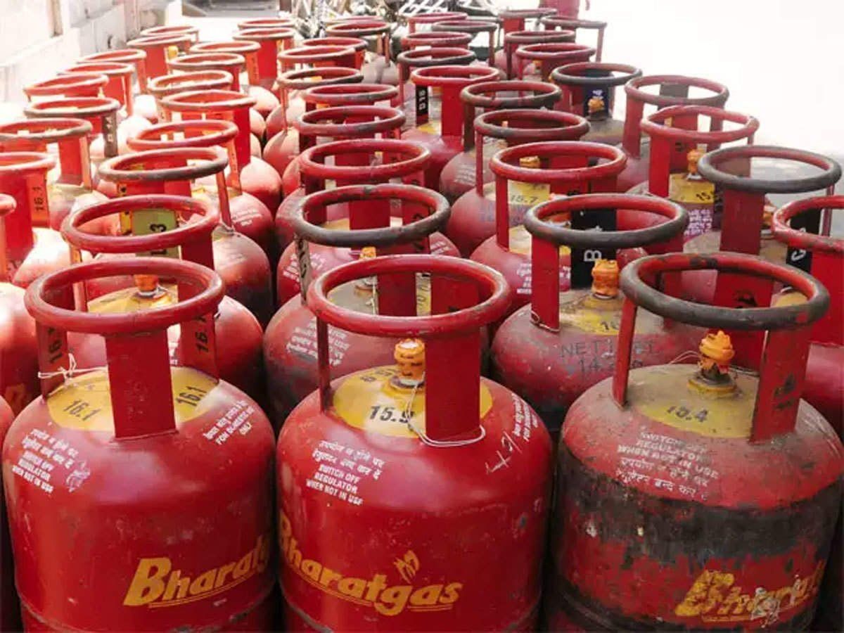 LPG Domestic Cylinder price hike: एलपीजी सिलेंडर के दाम में 15 रुपये का इजाफा, उपभोक्ताओं पर महंगाई की मार