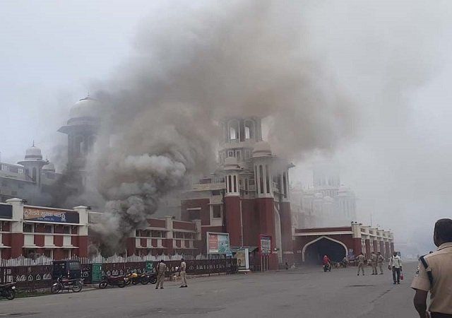 Lucknow: लखनऊ चारबाग रेलवे स्टेशन पर भीषण आग लगने से मचा हड़कंप, ATM जलकर राख