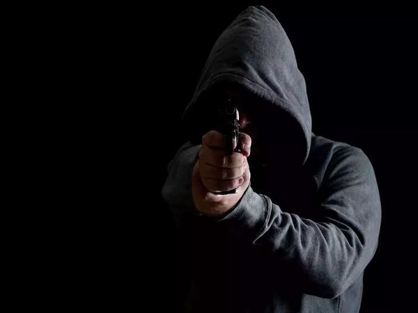 Lucknow Crime News Railway contractor was shot dead by unknown assailants outside the house police engaged in investigation