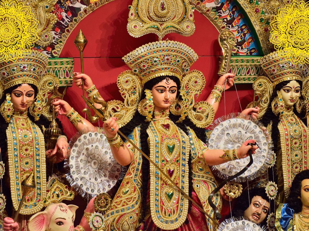 Shardiya Navratri 2022: नवरात्रि में प्रतिदिन करें मां दुर्गा के 108 नामों का जाप, दूर होंगे सारे संकट