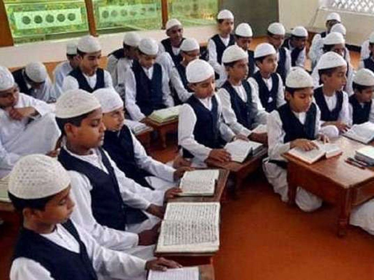UP : यूपी के सभी मदरसों में अब राष्ट्रगान गाना हुआ अनिवार्य, अधिकारियों को आदेश अमल में लाने का निर्देश