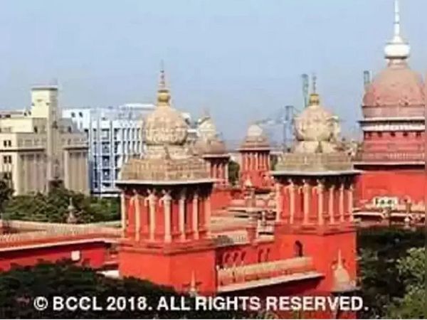 कर्नाटक में हिजाब पर बवाल के बीच मद्रास हाई कोर्ट का अहम सवाल, 'क्या सर्वोपरि है- राष्ट्र या धर्म'