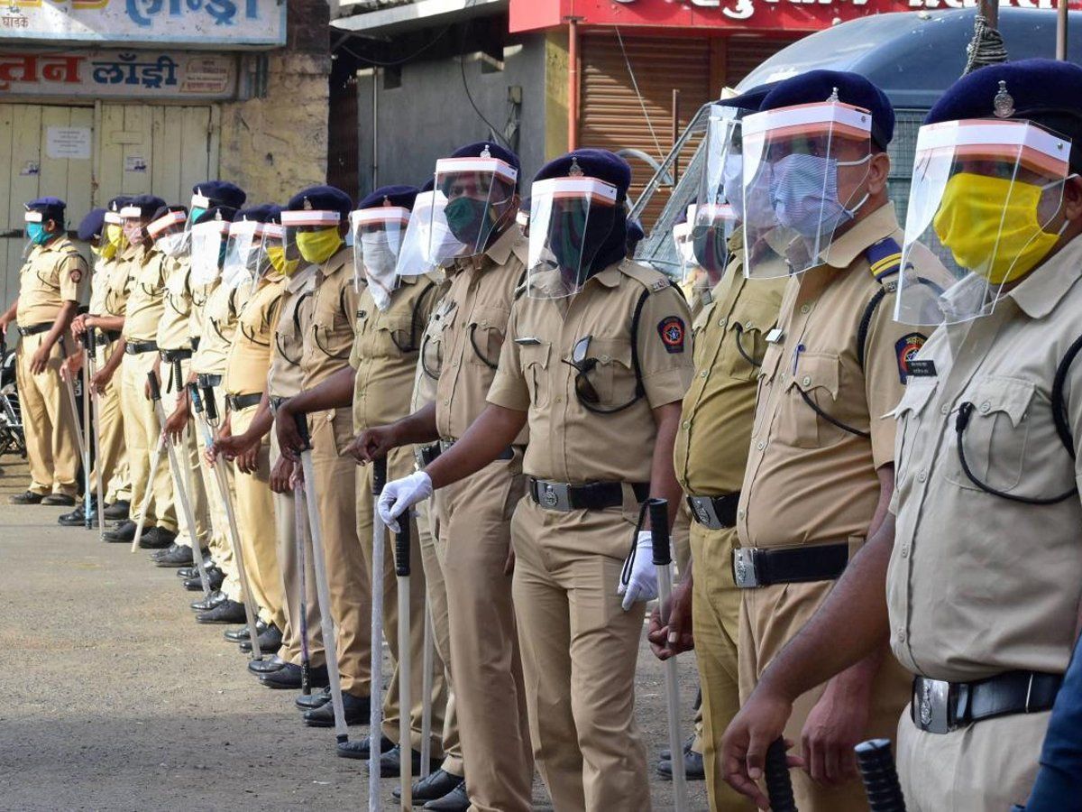 महाराष्ट्र में खाकी पर कोरोना का 'ग्रहण', कोविड-19 से लड़ते हुए 30 पुलिसकर्मियों की मौत