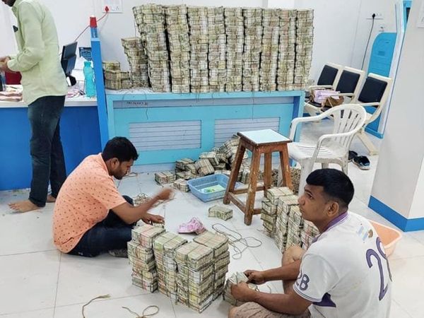 Maharashtra : Income Tax conducted a raid at premises real estate developer in Jalna Rs 56 cr cash seized