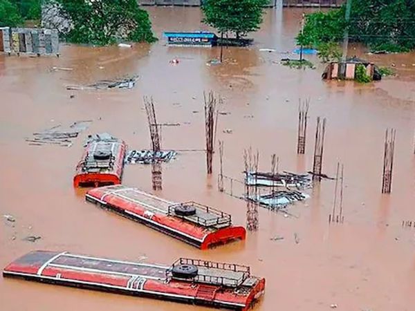  Maharashtra: Rain uproots rail lines,  Army indian army in relief work 