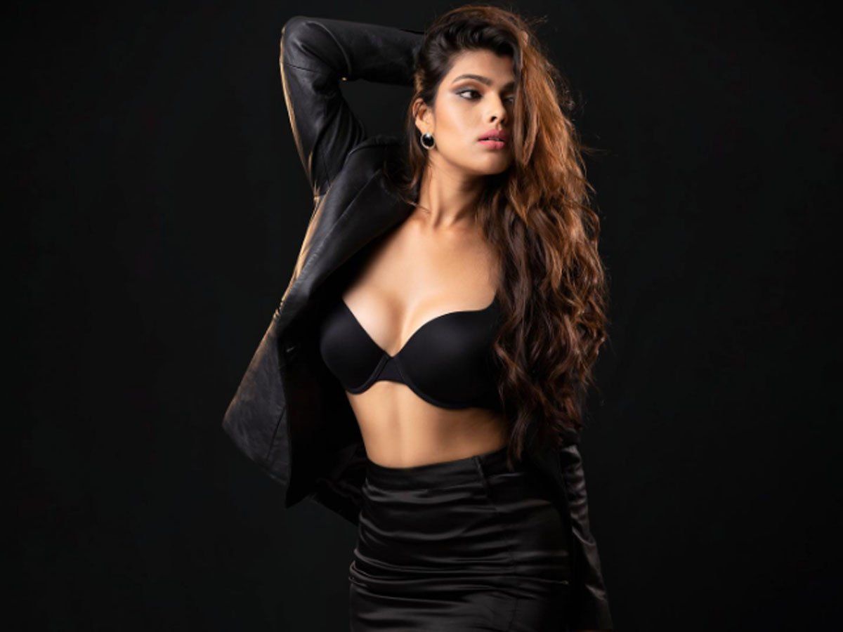 Bhojpuri Actress: भोजपुरी की सबसे स्टाइलिश एक्ट्रेस हैं महिमा गुप्ता, फायरी लुक से लोगों को बनाती हैं दीवाना