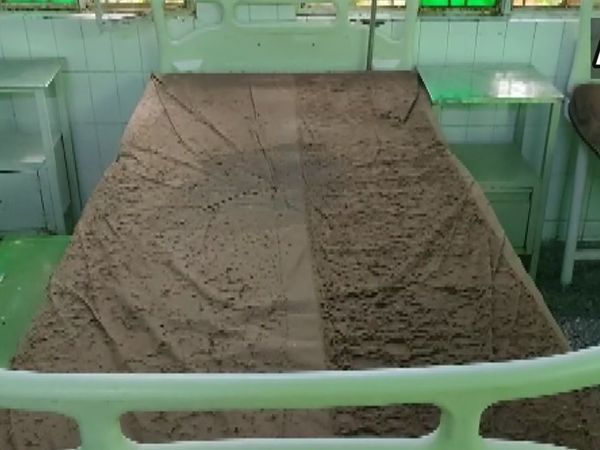 यूपी के महोबा में जिला अस्‍पताल का ऐसा हाल, सर्जिकल वार्ड में बेड पर रेंगते मिले कीड़े