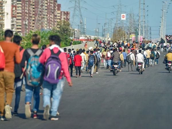 Migrant workers gather at mangolore railway station and Asansol border