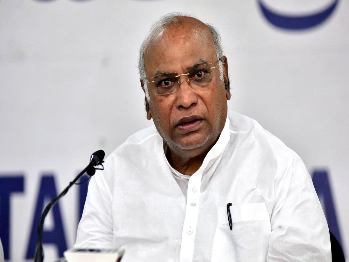 मल्लिकार्जुन खड़गे के निशाने पर कपिल सिब्बल, सोनिया और राहुल गांधी को ब्लेम करना कहां तक सही