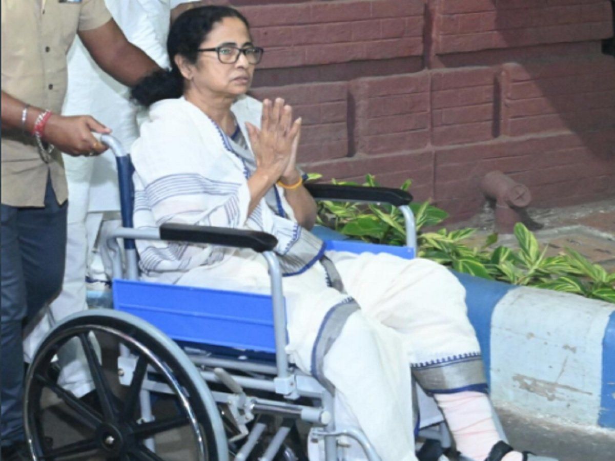 ममता बनर्जी के साथ हुए हादसे पर EC का एक्शन, सिक्योरिटी डायरेक्टर-SP सस्पेंड, DM को हटाया