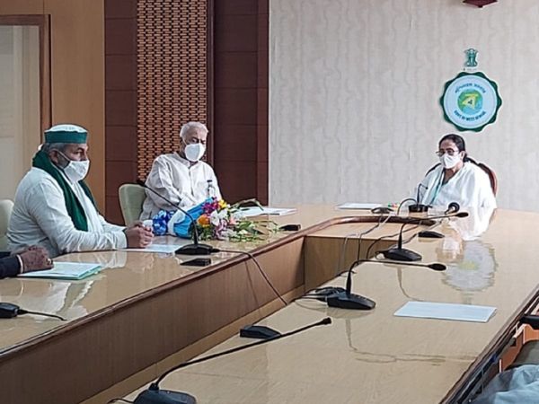 Mamata Banerjee with farmers